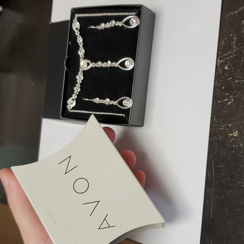 Shimmering necklace and earrings gift set by avon - Picture 3 of 5